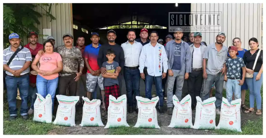 Ayuntamiento de Carácuaro entrega fertilizante a productores para fortalecer el campo