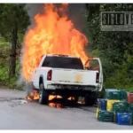 Camioneta cargada de aguacate termina reducida a cenizas en la carretera Tancítaro-San Juan Nuevo