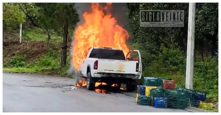 Camioneta cargada de aguacate termina reducida a cenizas en la carretera Tancítaro-San Juan Nuevo