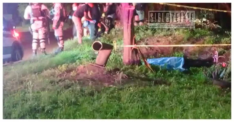 Dos jóvenes chocan con árbol en Uruapan; hay un motociclista muerto y otro hospitalizado