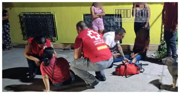 Dos jóvenes sufren lesiones tras choque de dos motocicletas en Huetamo; ninguna llevaba casco
