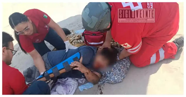 Dos adolescentes resultan heridos tras choque entre motocicleta y camioneta en Huetamo; conductor habría intentado huir