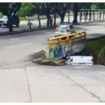 Ignora restricción de altura y camioneta queda atorada bajo puente de uso peatonal en el Libramiento Sur de Morelia