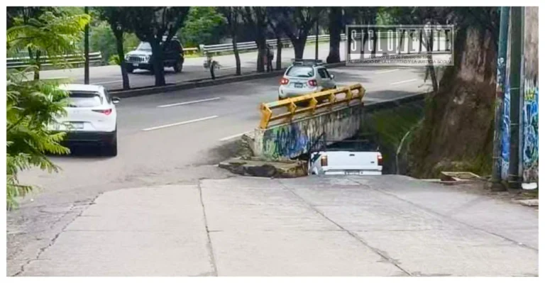 Ignora restricción de altura y camioneta queda atorada bajo puente de uso peatonal en el Libramiento Sur de Morelia
