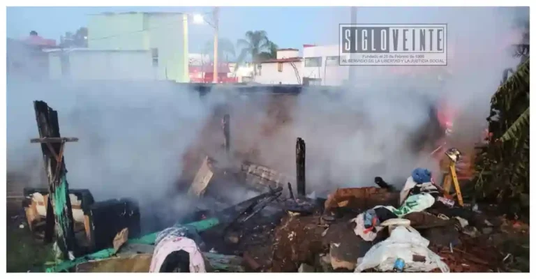 Incendio consume humilde vivienda abandonada en Morelia; no hay lesionados