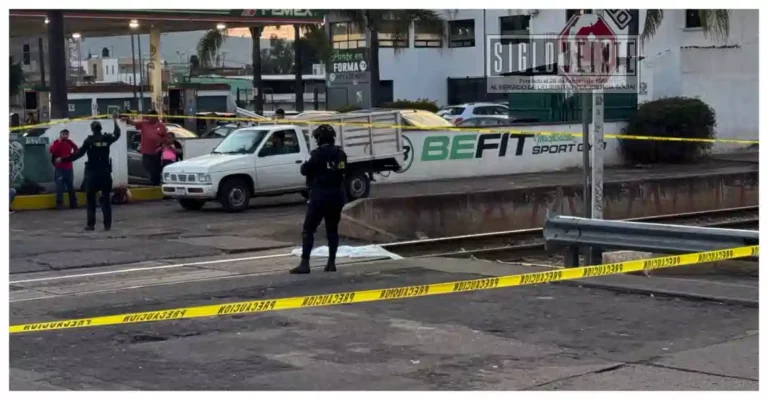Madre e hijo intentaban cruzar por encima del ferrocarril en Morelia; niño de 9 años pierde la vida al ser arrollado.