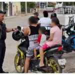 Tránsito Municipal de Huetamo endurece operativos contra motociclistas; aplicarán multas por no usar casco