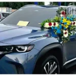 Vehículo con flores y narcomensaje amenazante desata operativo en plaza comercial de Uruapan