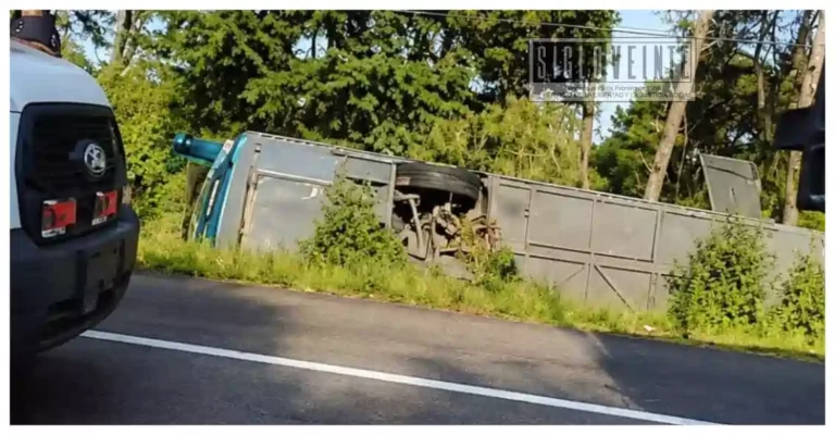 Volcadura de autobús en la Uruapan–Paracho deja al menos 10 lesionados; una menor quedó atrapada