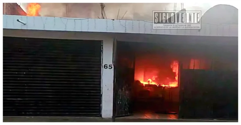 Voraz incendio reduce a cenizas una vivienda en Uruapan; familia se encontraba de vacaciones