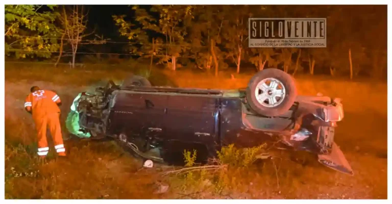 Accidente en la carretera Huetamo–Tziritzícuaro termina con camioneta volcada; conductor desaparece del lugar