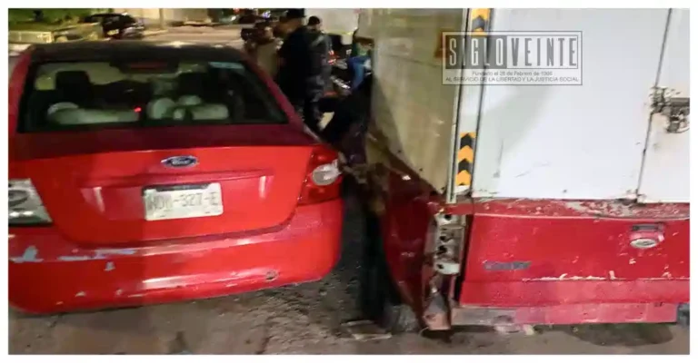 Automovilista provoca choque contra dos vehículos estacionados en Ciudad Altamirano
