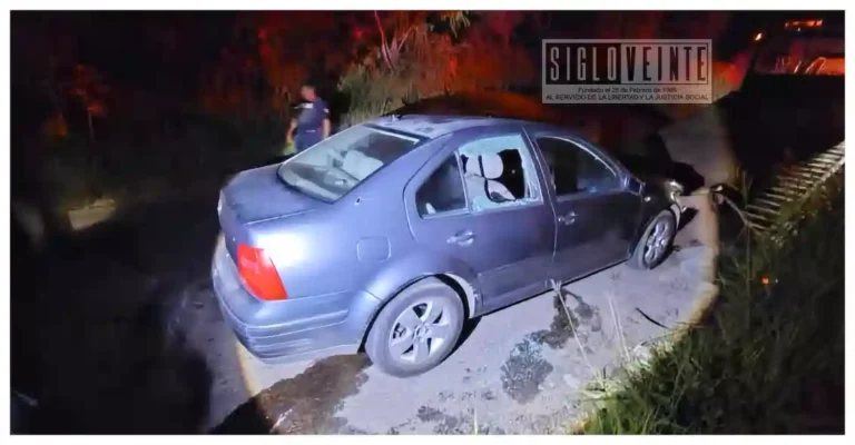 Balean automóvil en la carretera Tacámbaro–Pedernales; mujer sale ilesa