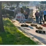 Camión sin frenos provoca tragedia en Zitácuaro; muere el conductor tras impactarse contra una vivienda