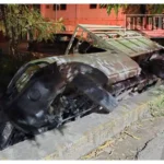 Camioneta termina dentro de canal de riego en Ciudad Altamirano; conductor sale ileso
