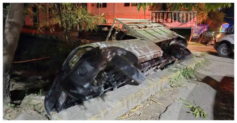 Camioneta termina dentro de canal de riego en Ciudad Altamirano; conductor sale ileso