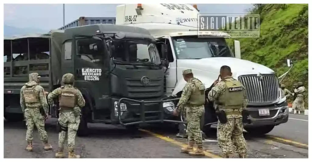 Choque entre camión militar y tráiler provoca movilización en la autopista Uruapan-Taretan