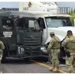 Choque entre camión militar y tráiler provoca movilización en la autopista Uruapan-Taretan