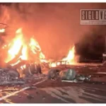 Choque entre tráileres y un autobús incendiado paralizan la autopista Siglo XXI