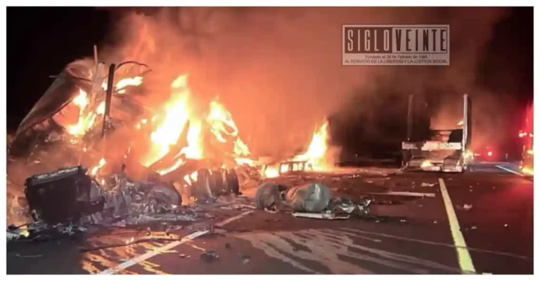 Choque entre tráileres y un autobús incendiado paralizan la autopista Siglo XXI