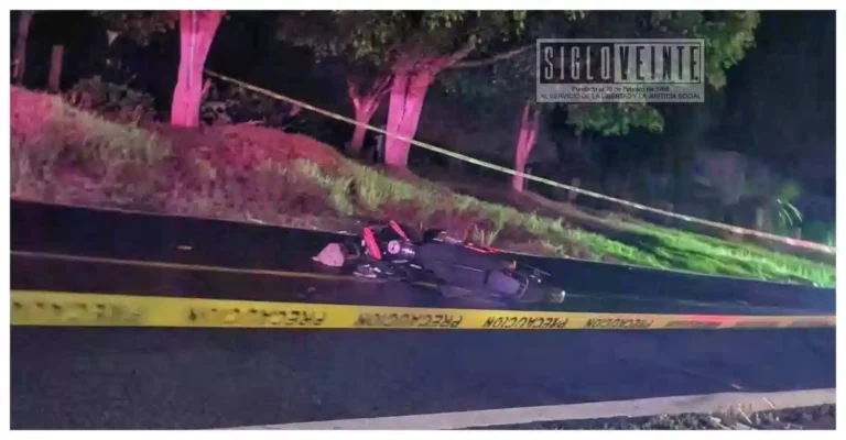 Dos mujeres mueren luego de impactar su moto con camioneta en Tangamandapio