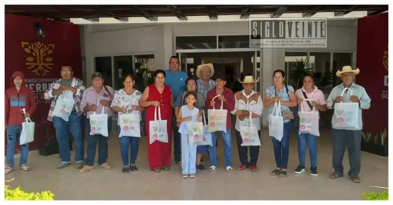 Entregan aparatos auditivos a 14 habitantes de Zirándaro mediante gestión municipal