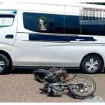 Falla mecánica en combi termina en tragedia; un motociclista muere en Lázaro Cárdenas
