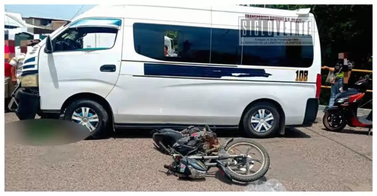 Falla mecánica en combi termina en tragedia; un motociclista muere en Lázaro Cárdenas