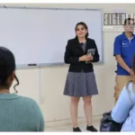Liliana Carreño alienta a jóvenes durante el último examen de admisión para ingresar Tec de Tacámbaro