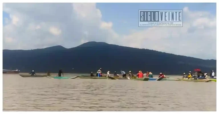 Localizan sin vida a adolescente desaparecido tras volcadura de canoa en el Lago de Pátzcuaro
