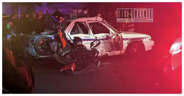 Motociclista muere tras brutal choque contra un taxi en Uruapan; cuatro personas resultan heridas