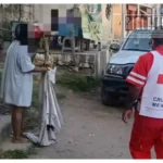 Mujer es auxiliada por la Cruz Roja tras ser localizada semidesnuda en calles de Huetamo
