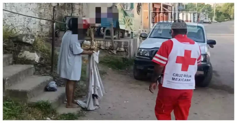 Mujer es auxiliada por la Cruz Roja tras ser localizada semidesnuda en calles de Huetamo