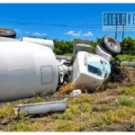 Revolvedora vuelca y complica el tránsito en la carretera Buenavista Tomatlán–Apatzingán