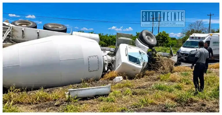 Revolvedora vuelca y complica el tránsito en la carretera Buenavista Tomatlán–Apatzingán