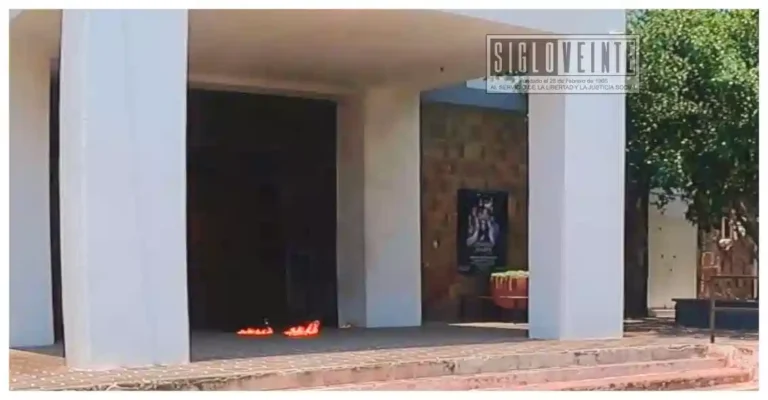 Sujeto incendia acceso de parroquia de Fátima en Apatzingán; responsable huyó del lugar
