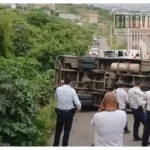 Volcadura de camión de pasajeros deja 11 lesionados en Morelia