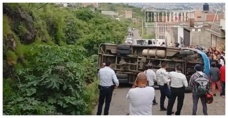 Volcadura de camión de pasajeros deja 11 lesionados en Morelia