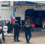Asesinan a mujer tras ataque armado dentro de un negocio en Apatzingán