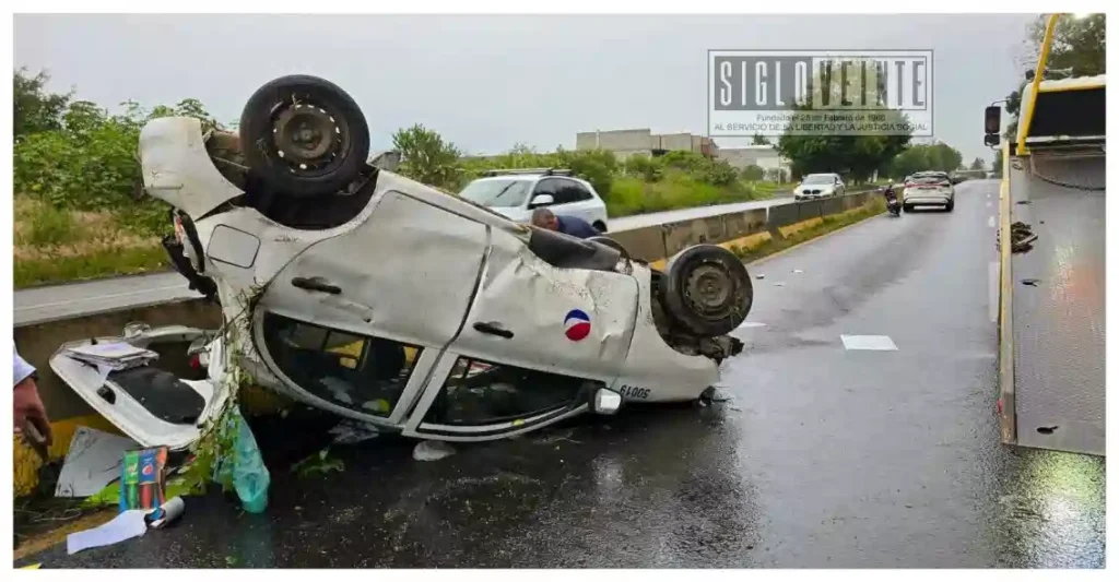 Auto de Pepsi vuelca en la carretera Morelia-Pátzcuaro; conductor resulta ileso