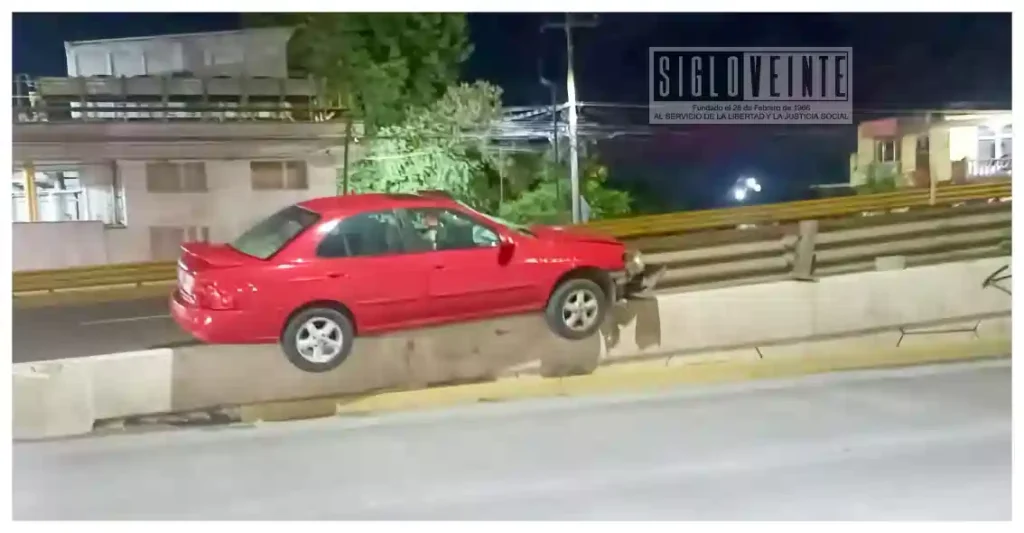 Auto se estrella contra puente en Uruapan; tres mujeres resultan lesionadas