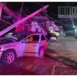 Automóvil se impacta contra poste de energía eléctrica en Tacámbaro
