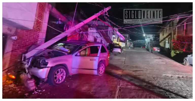 Automóvil se impacta contra poste de energía eléctrica en Tacámbaro