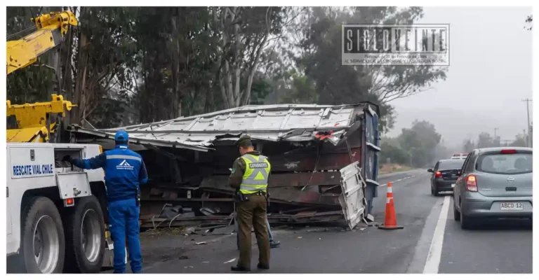 Camión cargado de limones vuelca en la carretera Morelia-Pátzcuaro; producto queda esparcido