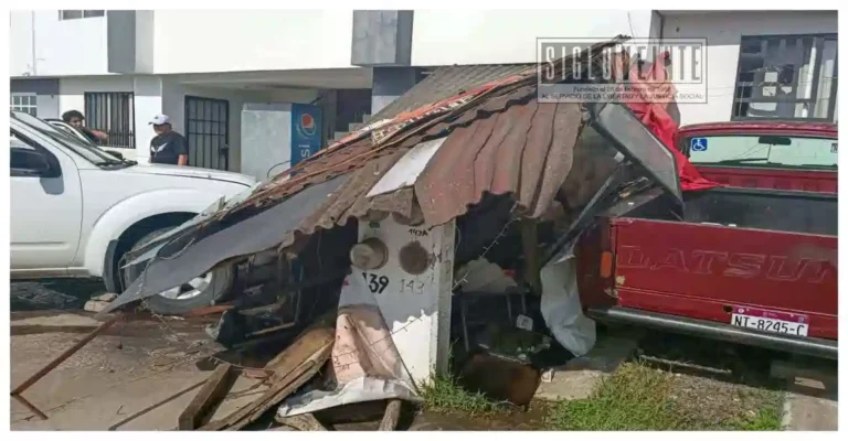 Camioneta termina contra puesto de tacos tras chocar con auto estacionado en Morelia