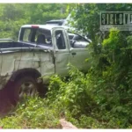 Camioneta vuelca tras salirse de la carretera Huetamo–Tiquicheo cerca de La Tiringucha