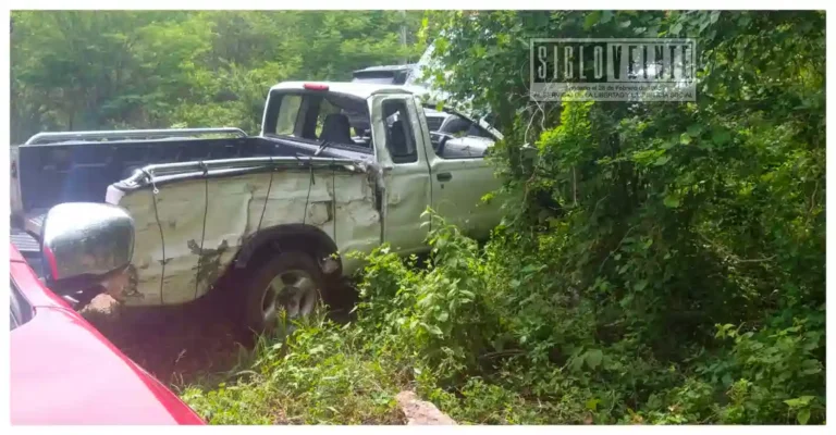 Camioneta vuelca tras salirse de la carretera Huetamo–Tiquicheo cerca de La Tiringucha