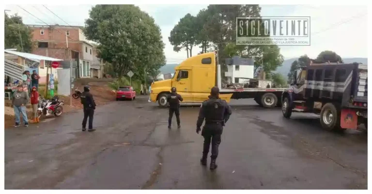 Mantienen bloqueada la Villa Madero-Acuitzio; exigen reforzar búsqueda de joven de 18 años