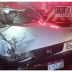En Huetamo, taxi choca por alcance contra retroexcavadora; hay un lesionado