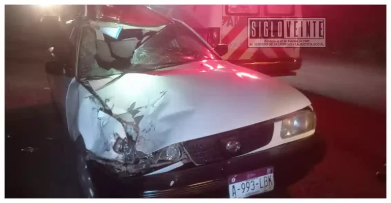En Huetamo, taxi choca por alcance contra retroexcavadora; hay un lesionado